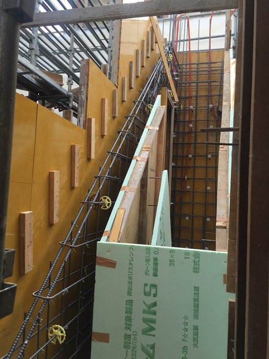 2016年3月RCギャラリー西宮　事務所棟外階段工事中